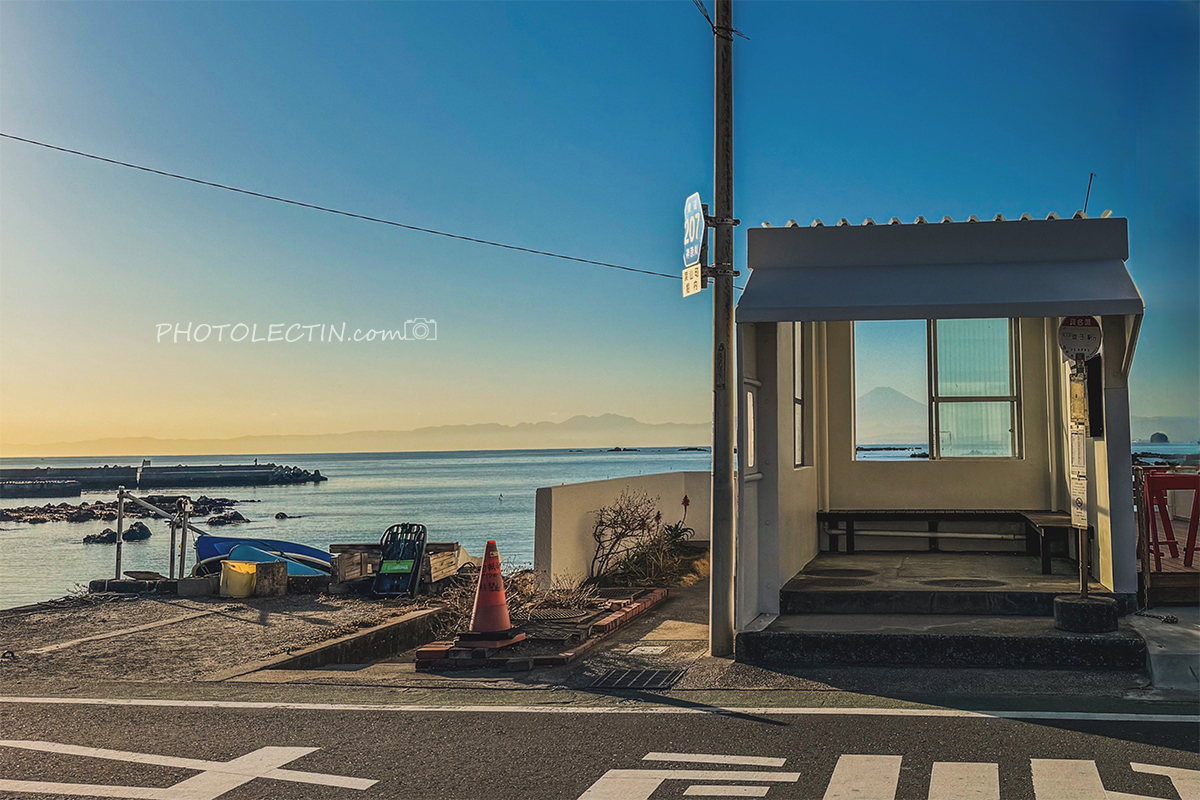海辺のバス停からみた風景