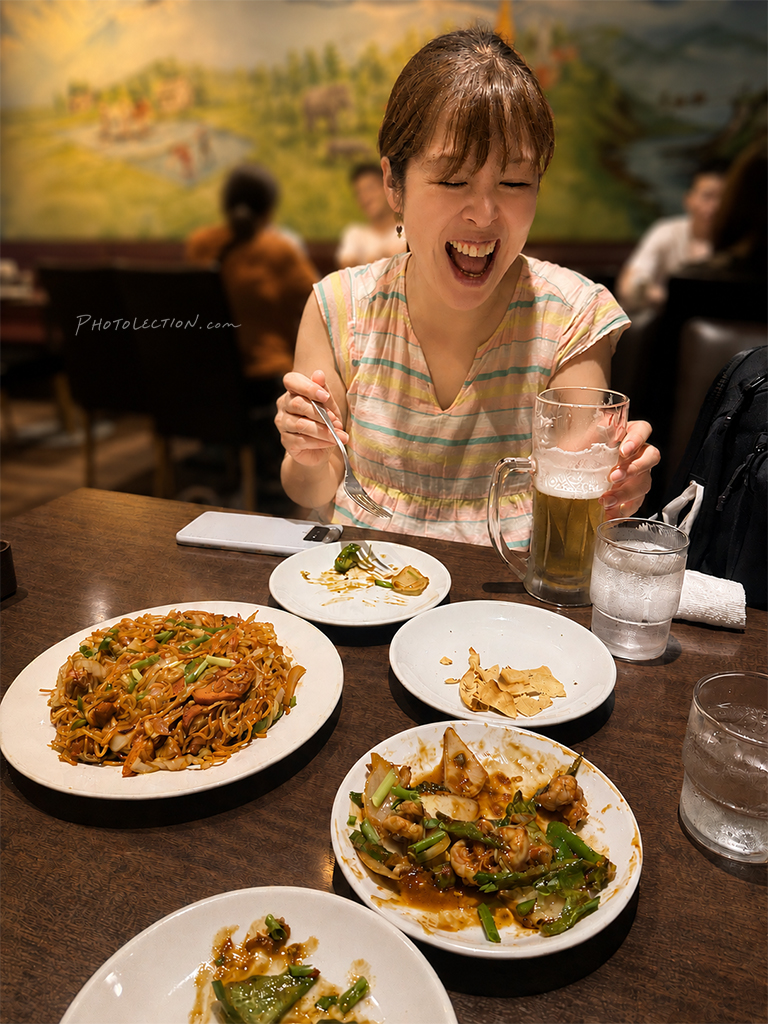 食事をしている女性の画像